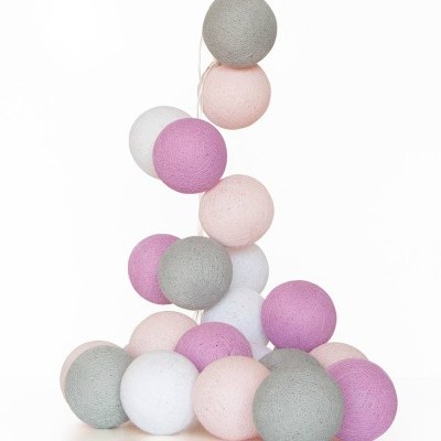 Luzes decorativas em bolas de algodão coloridas lilás, rosa, branco e cinza