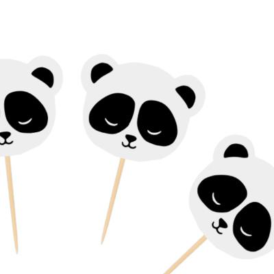 Três topos de bolo com rostos de panda em branco e preto em espetos de madeira