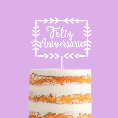 Bolo semi-naked com cobertura branca e texto 