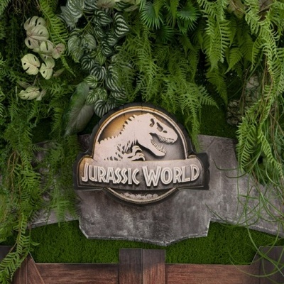 Placa decorativa JURASSIC WORLD com dinossauro e folhagens verdes