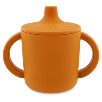 Caneca de silicone laranja com duas pegas e tampa com bico