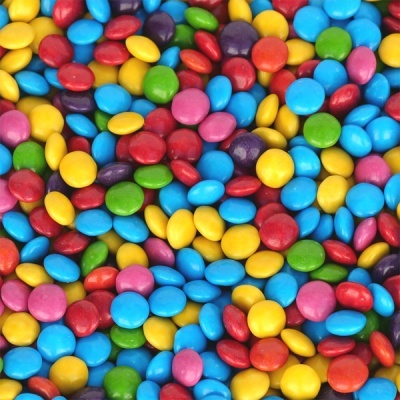 Confeitos de chocolate coloridos variados