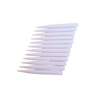 Doze cones de cabelo brancos empilhados em fundo branco