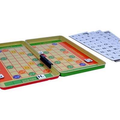 Jogo de tabuleiro metálico com letras do alfabeto e marcadores coloridos