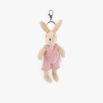 Chaveiro de pelúcia em forma de coelho com roupa às riscas