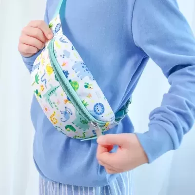 Pochete branca com padrão de animais coloridos e fecho de correr azul, usada por pessoa com casaco azul claro