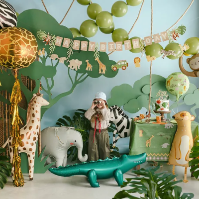 Decoração de festa infantil temática de animais selvagens com balões e mesa de bolo