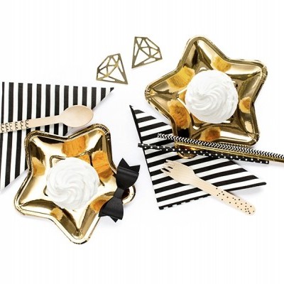 Conjunto de pratos dourados em forma de estrela com guardanapos às riscas e talheres decorados preto e branco