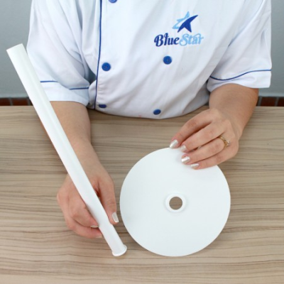 Peça de plástico branca em forma de disco e tubo, com pessoa vestindo uniforme Blue Star