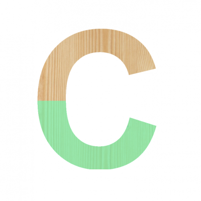 Letra C em madeira pintada de verde menta parte inferior