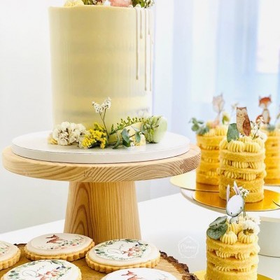 bolos e bolachas decorativas com flores naturais e figuras de animais