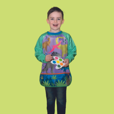 Menino com camisola plástica colorida com animais, segurando palete de pintura.