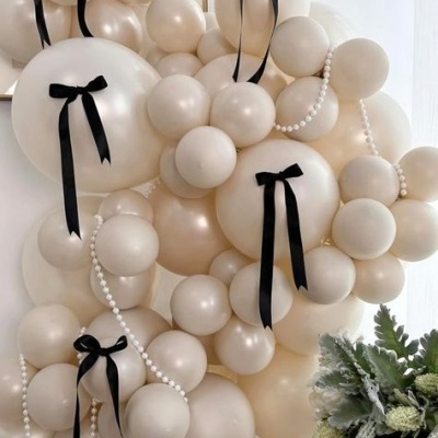 Balões bege perolados com laços pretos e pérolas decorativos