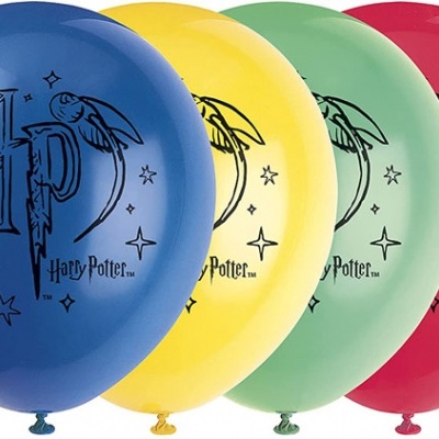 Balões coloridos em azul, amarelo, verde e vermelho com estampados Harry Potter