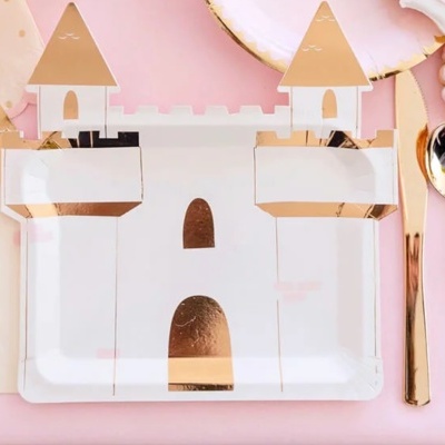 Conjunto de utensílios dourados com castelo de papel