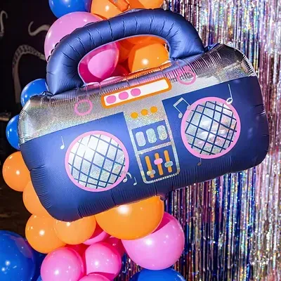 Balão formato de rádio retro com balões coloridos e cortina metálica no fundo