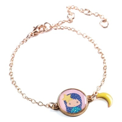 Pulseira dourada com pendente de menina e lua amarela