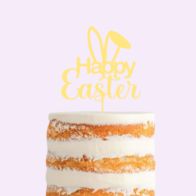 Bolo semi-naked com cobertura branca e toppers amarelos com texto 'Happy Easter' e orelhas de coelho