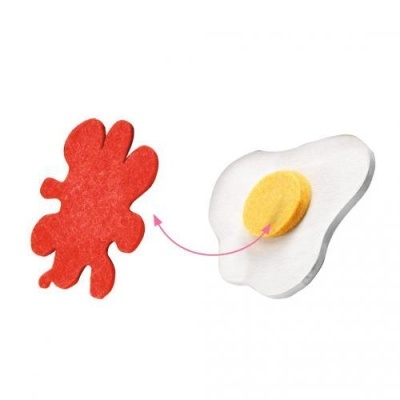 Brinquedos em feltro com formatos de salsicha e ovo estrelado sobre fundo branco