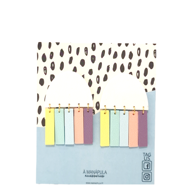 Brincos coloridos em cartão azul com padrão preto e branco e texto de marca