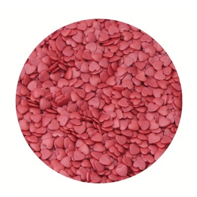 Confeitos pequenos em forma de corações rosa sobre fundo branco