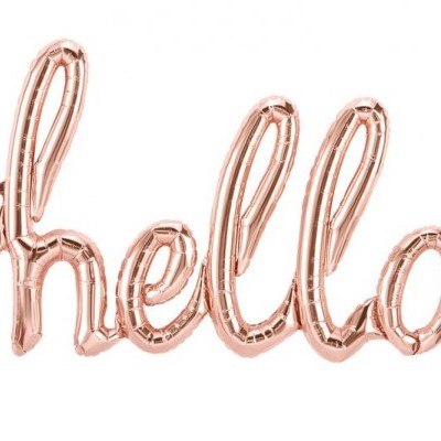 Balão metálico rosa dourado formando a palavra 'hello'