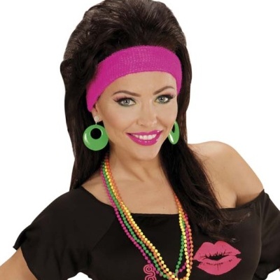 Mulher com t-shirt preta com lábios rosa, fita de cabeça rosa e acessórios coloridos