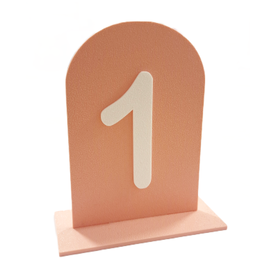 Placa de mesa cor de rosa com número 1 creme