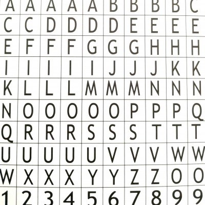 Letras e números em etiquetas brancas organizadas em grelha