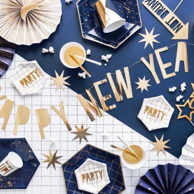 Artigos de festa de ano novo em azul, branco e dourado com texto