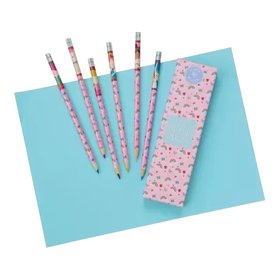 Conjunto de lápis de cor cor-de-rosa com padrões coloridos e caixa correspondente