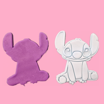 Moldes de silicone em forma do personagem Stitch, roxo e branco, sobre fundo rosa