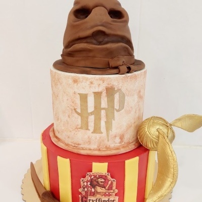 bolo Harry Potter com chapéu seletor e pomo de ouro