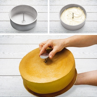Molde redondo, mistura branca cremosa e bolo amarelo sendo decorado em mesa branca