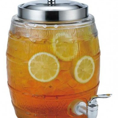 Recipiente de vidro com tampa metálica e torneira, contendo líquido com limão e gelo.