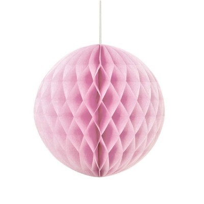 Ornamento esférico de papel rosa com textura em favo de mel pendurado