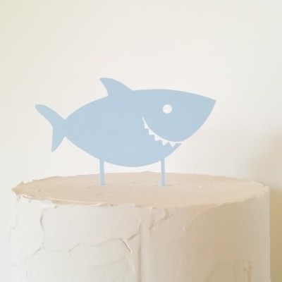 Topo de bolo com decoração de tubarão azul