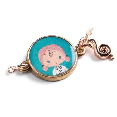 Pulseira com medalhão redondo metálico dourado e imagem de criança desenhada com clave de sol.