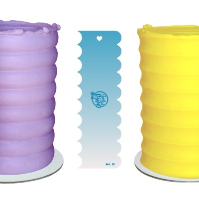 Dois bolos cilíndricos decorados, um roxo-lilás e outro amarelo, com marcador azul central