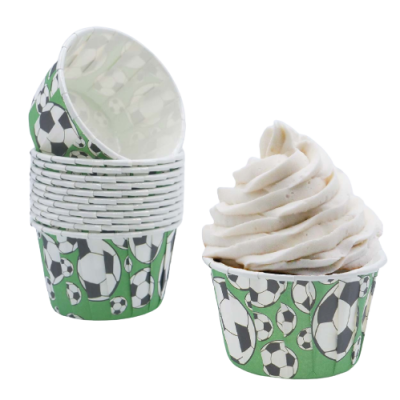 Copos para gelado com padrão de bolas de futebol e um copo com gelado branco