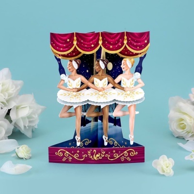 Postal 3D pop-up com bailarinas em tutu branco e cortinas vermelhas com estrelas douradas