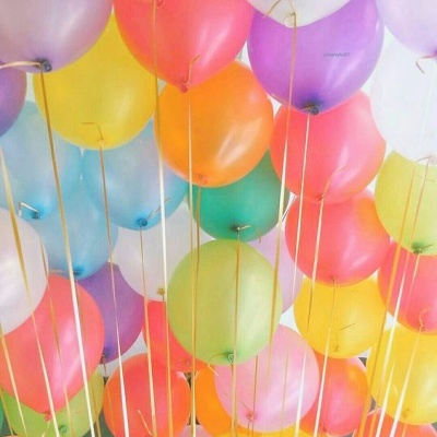 Balões coloridos de látex suspensos no teto