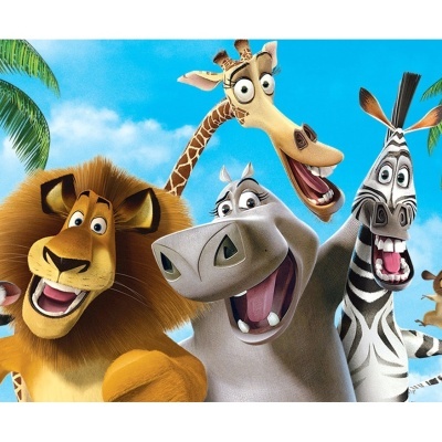 Personagens animados de leão, girafa, hipopótamo e zebra com céu azul e palmeiras ao fundo