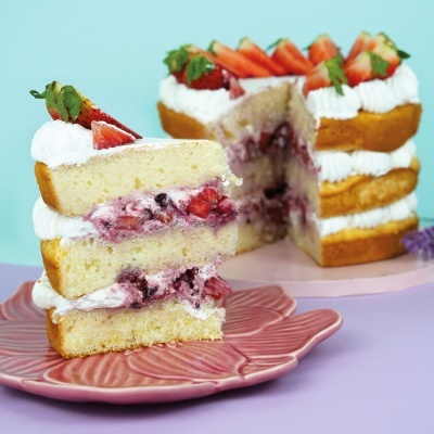 Bolo de camadas com creme, frutos vermelhos e morangos