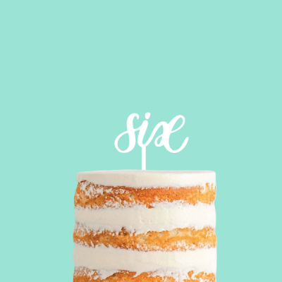 Bolo de camadas creme branco com decoração topo de bolo palavra six fundo azul