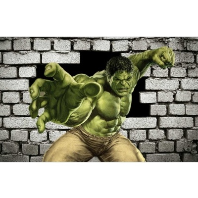 Mural de figura verde musculosa com calças rasgadas na parede de tijolos
