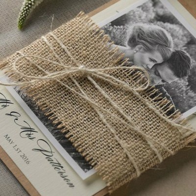 Convite de casamento com fotografia de casal e tecido de juta amarrado com corda