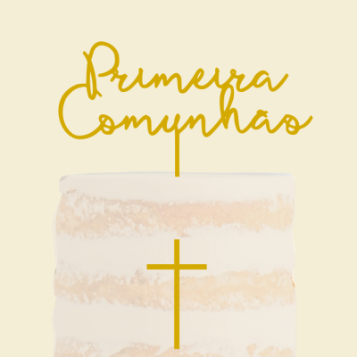 Bolo decorado creme branco e bege com topo dourado 'Primeira Comunhão' e cruz em fundo bege
