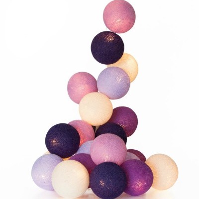 esferas decorativas coloridas empilhadas em fundo branco