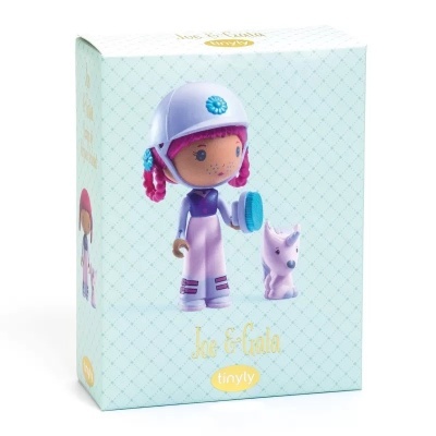 Caixa de brinquedo com figura de menina e cão pequeno, logotipos Joe Fe Fala e tinytly
